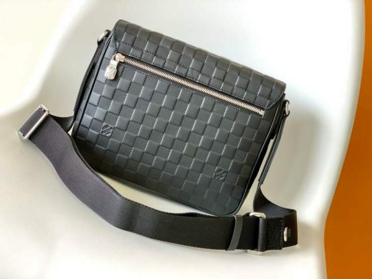 Picture of Louis Vuitton Mens Bags _SKUfw137789309fw